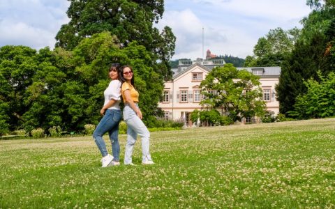 2 girls im Hermansgarten - Weinheim
